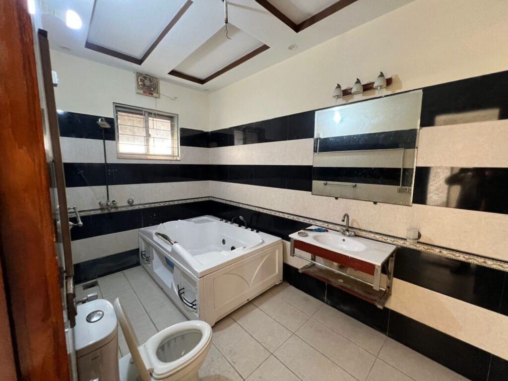 Bathroom with Jacuzzi Bathtub – 15 Marla House Valancia Society Lahore