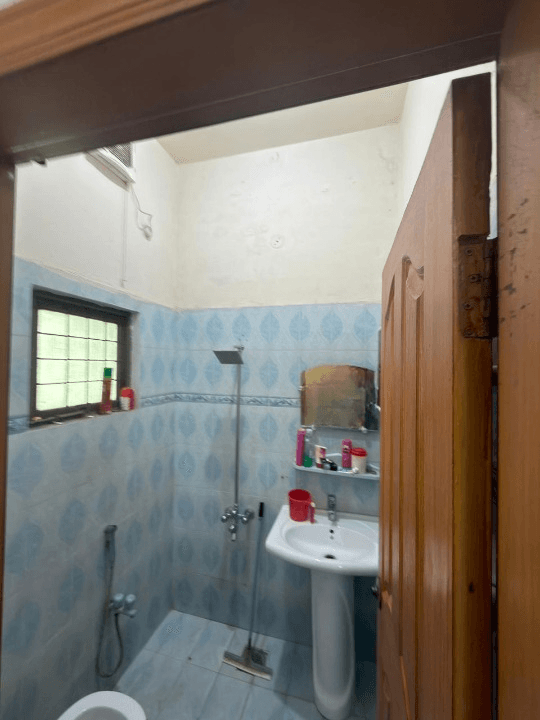 Blue Tile Washroom – 3.5 Marla House Johar Town Lahore
