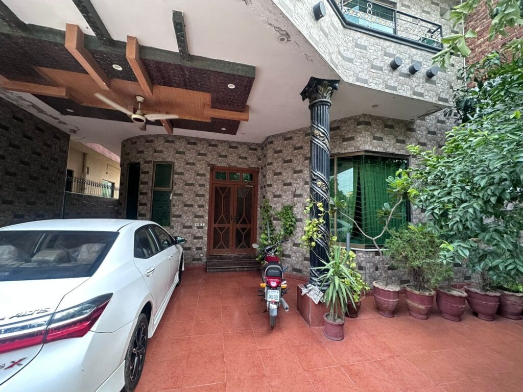 Car Porch in 10 Marla house for sale in Punjab Govt. Society Phase 2, Lahore